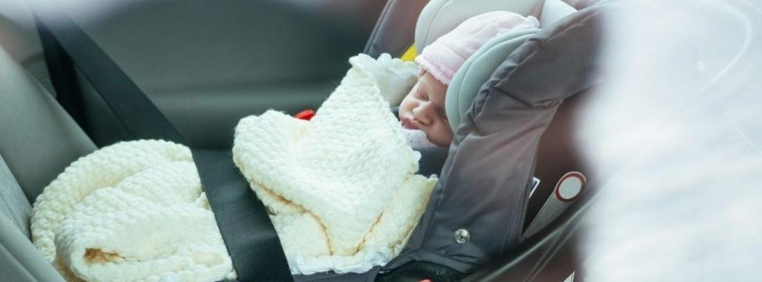 ¿Se pueden llevar niños y bebés en coches sin carnet?